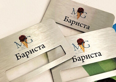 Печать на бейджах для кофейни